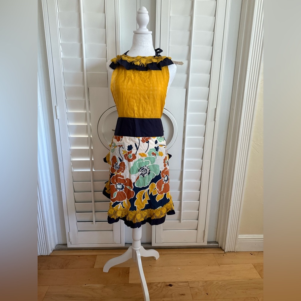 Sur La Table Apron and two hand mitts NWT